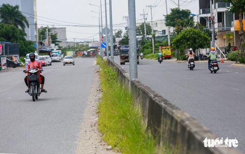 Đường 2,5km ở Thủ Đức làm 7 năm chưa xong vì chồng lấn ranh dự án- Ảnh 1. Đường 2,5km ở Thủ Đức làm 7 năm chưa xong vì chồng lấn ranh dự án- Ảnh 1.