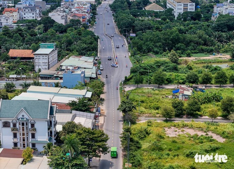 Đường 2,5km ở Thủ Đức làm 7 năm chưa xong vì chồng lấn ranh dự án- Ảnh 2. Đoạn đầu dự án đường Liên Phường (giao Đỗ Xuân Hợp) bị méo mó, thắt cổ chai vì chồng lấn ranh dự án. Ghi nhận ngày 15-8 - Ảnh: CHÂU TUẤN