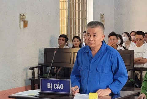 Ông Trần Minh Lợi tại phiên tòa sơ thẩm - Ảnh: TÂM AN Ông Trần Minh Lợi bị phạt 5 năm tù vì viết facebook vu khống chánh án huyện- Ảnh 1.
