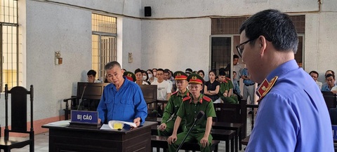 Ông Trần Minh Lợi bị phạt 5 năm tù vì viết facebook vu khống chánh án huyện- Ảnh 2. Ông Trần Minh Lợi đối đáp, tranh luận với đại diện Viện kiểm sát nhân dân tỉnh Đắk Lắk tại phiên tòa sơ thẩm - Ảnh: TÂM AN
