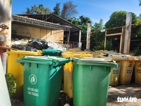 Sở Tài nguyên và Môi trường tỉnh Kiên Giang nói gì về 200.000 tấn rác tồn đọng?- Ảnh 1. Bệnh viện Đa khoa Kiên Giang cũ trở thành bãi rác thải y tế độc hại hơn 300 tấn - Ảnh: BỬU ĐẤU