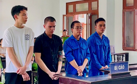 4 người lãnh án vì cho vay nặng lãi, đánh trọng thương con nợ- Ảnh 1. 4 bị cáo trong vụ án