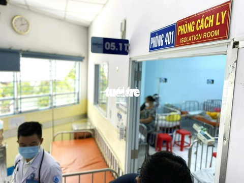 Bác sĩ, người nhà căng mình điều trị, chăm sóc cho các ca sởi biến chứng nặng ở TP.HCM- Ảnh 2. Bác sĩ, người nhà căng mình điều trị, chăm sóc cho các ca sởi biến chứng nặng ở TP.HCM- Ảnh 2.
