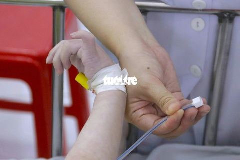 Bác sĩ, người nhà căng mình điều trị, chăm sóc cho các ca sởi biến chứng nặng ở TP.HCM- Ảnh 3. Ca nặng nhất khoảng 3 tuổi, có ca nhỏ hơn tầm 10 tháng tuổi được bác sĩ cũng như người nhà các bé đồng hành 24/24h điều trị, chăm sóc