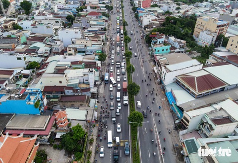 Được Chính phủ phê duyệt, dự án cao tốc TP.HCM - Mộc Bài cần chuẩn bị gì tiếp?- Ảnh 2. Xe máy, xe tải, ô tô chen chúc nhau trên quốc lộ 22 vào giờ cao điểm - Ảnh: CHÂU TUẤN