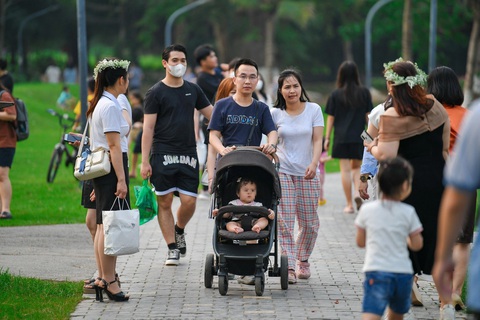 Người dân Hà Nội vui chơi - Ảnh: NAM TRẦN Người dân Hà Nội vui chơi tại công viên - Ảnh minh họa: NAM TRẦN