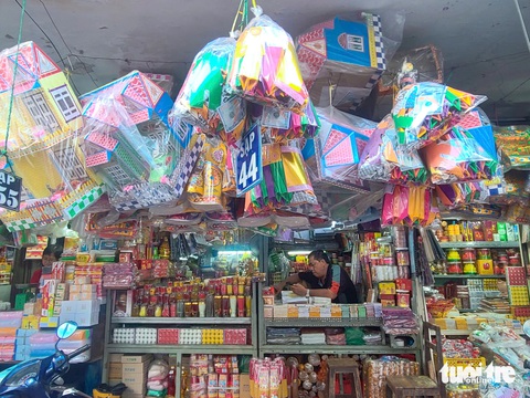 Thị trường ‘cõi âm’ ế ẩm, bất động sản, ô tô vàng mã cũng khó bán- Ảnh 1. Đồ vàng mã ế ẩm, tiểu thương lo lắng