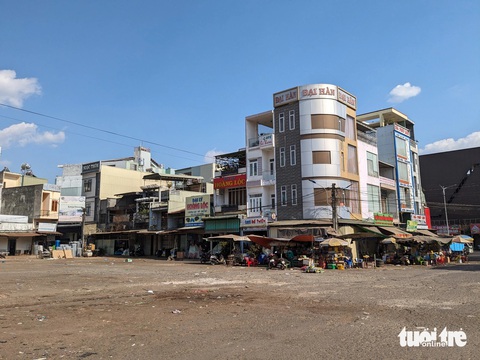 Lộ sai phạm khi cổ phần hóa Công ty Công trình đô thị Gia Lai- Ảnh 3. Xung quanh khu bãi đậu xe trung tâm đường Nguyễn Thiện Thuật người dân đã xây dựng nhà cửa kiên cố, không có ranh giới rõ ràng phân chia diện tích bãi đậu xe và nhà dân - Ảnh: TẤN LỰC