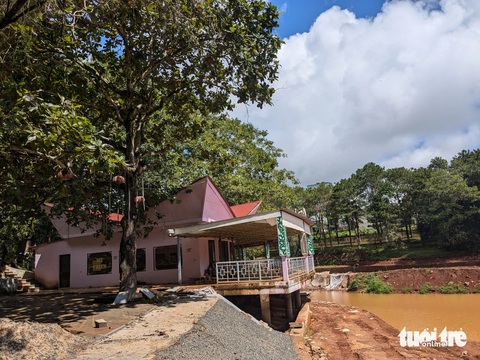 Lộ sai phạm khi cổ phần hóa Công ty Công trình đô thị Gia Lai- Ảnh 4. Nhà hàng Thủy Tạ do Công ty cổ phần Môi trường đô thị quản lý sử dụng trong công viên Diên Hồng - Ảnh: TẤN LỰC