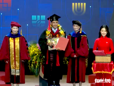 Thủ khoa thạc sĩ Trường đại học Văn Lang chỉ học trong 10 tháng?- Ảnh 1. Thủ khoa thạc sĩ Trường đại học Văn Lang chỉ học trong 10 tháng?- Ảnh 1.