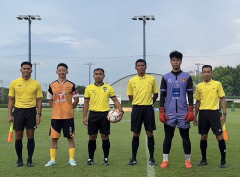 CLB Hoàng Anh Gia Lai thắng trận đầu tiên tại Thái Lan- Ảnh 1. Châu Ngọc Quang (trái) của CLB Hoàng Anh Gia Lai chụp ảnh lưu niệm trước trận cùng thủ môn CLB Prime Bangkok và tổ trọng tài - Ảnh: HAGL FC