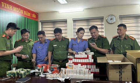 Khởi tố 7 bị can sản xuất, buôn bán thuốc tân dược giả- Ảnh 3. Công an TP Thanh Hóa và cán bộ Viện Kiểm sát nhân dân cùng cấp kiểm tra tang vật vụ án - Ảnh: Công an tỉnh Thanh Hóa cung cấp
