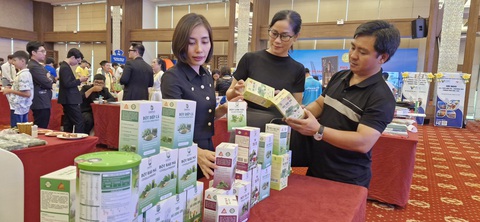 Chọn Cần Thơ là trung tâm logistics để giảm chi phí, khắc phục điểm yếu của nhiều doanh nghiệp- Ảnh 1. Sản phẩm đặc trưng của tỉnh Thanh Hóa tại hội nghị xúc tiến đầu tư của thành phố Cần Thơ - Ảnh: LÊ DÂN