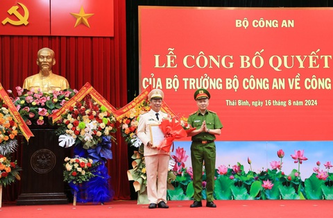 Giám đốc Công an Trà Vinh làm giám đốc Công an tỉnh Thái Bình- Ảnh 1. Thiếu tướng Nguyễn Ngọc Lâm, thứ trưởng Bộ Công an trao quyết định và tặng hoa chúc mừng Đại tá Trần Xuân Ánh - Ảnh: Cổng TTĐT Thái Bình
