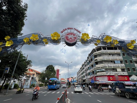 Sẽ tháo dỡ giàn đèn cổng chào, đảm bảo an toàn cho người đi đường- Ảnh 1. Sẽ tháo dỡ giàn đèn cổng chào, đảm bảo an toàn cho người đi đường- Ảnh 1.