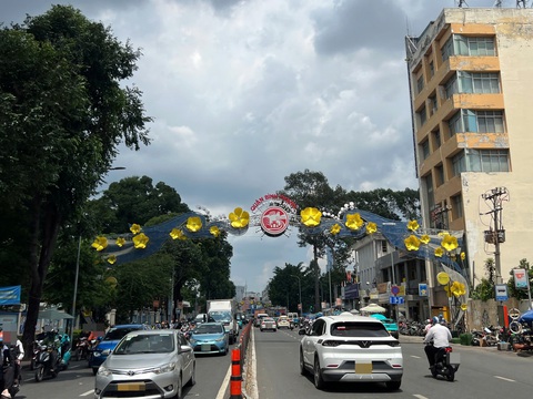 Sẽ tháo dỡ giàn đèn cổng chào, đảm bảo an toàn cho người đi đường- Ảnh 2. Cổng chào ở ngã ba Nơ Trang Long - Phan Đăng Lưu chào đón xuân Giáp Thìn 2024 cho đến nay vẫn còn - Ảnh: AN VI