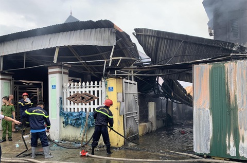 Cháy tiệm bán chăn gối, nữ sinh viên 19 tuổi thiệt mạng- Ảnh 1. Hiện trường vụ cháy tại thôn Thạch Trung sáng 16-8 - Ảnh: CTV