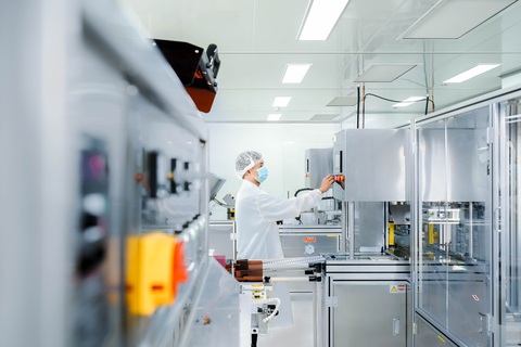 Doanh nghiệp sản xuất thuốc gặp khó vì nguyên liệu, giấy phép lưu hành- Ảnh 1. Một dây chuyền sản xuất vật tư y tế tại TP.HCM - Ảnh: T.ANH