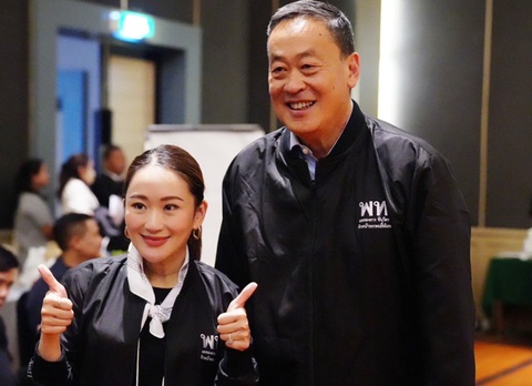 Chân dung tân Thủ tướng Thái Lan Paetongtarn Shinawatra- Ảnh 3. Bà Paetongtarn Shinawatra chụp hình cùng cựu thủ tướng Thái Lan Srettha Thavisin - Ảnh: KHAOSOD