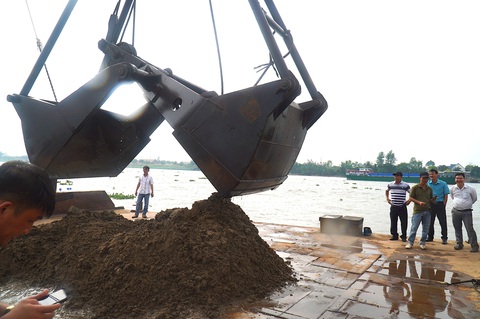 Tiền Giang sẽ sử dụng nguồn thu từ mỏ cát đầu tư cho công trình chống sạt lở- Ảnh 1. Khai thác cát trên sông Tiền - Ảnh: MẬU TRƯỜNG