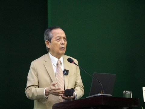 Trường cao đẳng đào tạo bán dẫn, được không?- Ảnh 2. GS.TS Đặng Lương Mô - giáo sư danh dự Đại học HOSE (Tokyo) - chia sẻ tại hội nghị - Ảnh: TRỌNG NHÂN