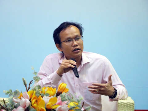Trường cao đẳng đào tạo bán dẫn, được không?- Ảnh 1. TS Nguyễn Minh Sơn trao đổi tại hội nghị - Ảnh: TRỌNG NHÂN