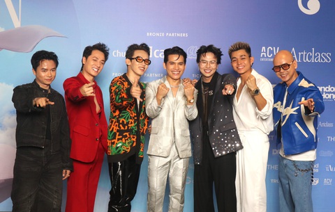 Dàn nghệ sĩ từ chương trình Anh trai vượt ngàn chông gai đến ủng hộ live concert của Quốc Thiên - Ảnh: THƯỢNG KHẢI Quốc Thiên 'yêu mùa thu Hà Nội và Đà Lạt', làm concert có cả Bằng Kiều, Uyên Linh- Ảnh 1.