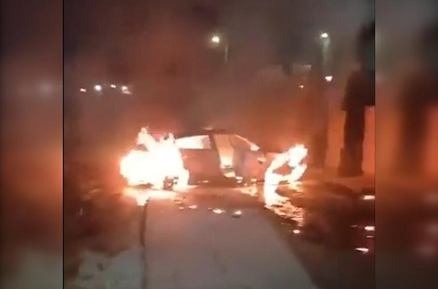 Người Israel tấn công dân Palestine tại Bờ Tây, Nhà Trắng lên án- Ảnh 1. Khoảnh khắc từ một đoạn phim cho thấy nhiều xe hơi và nhà cửa bị đốt cháy trong cuộc tấn công của những người định cư Israel nhắm vào làng Jit, thành phố Qalqilya tại Bờ Tây - Ảnh: X