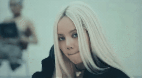 Lisa tạo hình dữ dội trong MV 'New women' kết hợp với Rosalia- Ảnh 1. Lisa mở màn MV 'New women'với phong cách
