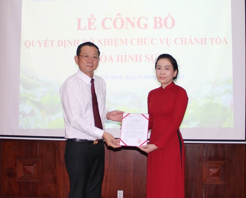 Bà Phạm Thị Duyên làm chánh tòa Tòa hình sự Tòa án nhân dân cấp cao tại TP.HCM- Ảnh 1. Ông Trần Thanh Hoàng, chánh án Tòa án nhân dân cấp cao tại TP.HCM, trao quyết định bổ nhiệm chánh tòa Tòa hình sự cho bà Phạm Thị Duyên - Ảnh: QUANG TRUNG