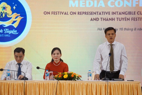 Ông Nguyễn Văn Hòa (phải) thông tin tại hội nghị - Ảnh: T.ĐIỂU Đưa Lễ hội Thành Tuyên thành lễ hội cấp quốc gia- Ảnh 1.