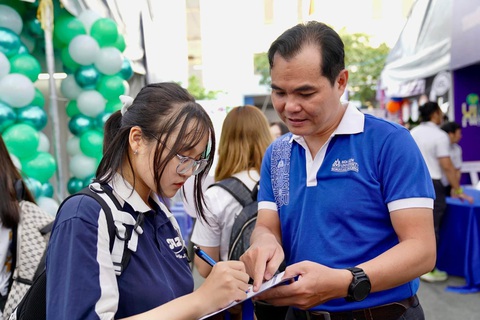 Cơ hội vào đại học cho thí sinh lỡ nguyện vọng 1- Ảnh 1. Tiến sĩ Phan Võ Minh Thắng, trưởng khoa Khoa kinh tế - quản trị, Trường đại học Hoa Sen