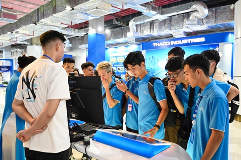 Trường đại học CMC lấy điểm chuẩn trúng tuyển từ 21 điểm- Ảnh 1. Tân sinh viên Trường đại học CMC sẽ được trao tặng một chiếc laptop khi nhập học