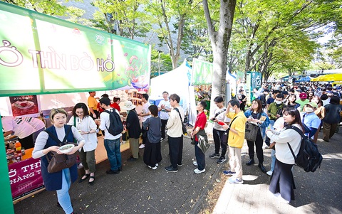 Khách Nhật xếp hàng ăn phở tại lễ hội Vietnam Phở Festival 2023 ở công viên Yoyogi, Tokyo (Nhật Bản) tháng 10-2023 - Ảnh: QUANG ĐỊNH Người Việt tự hào về phở- Ảnh 3.