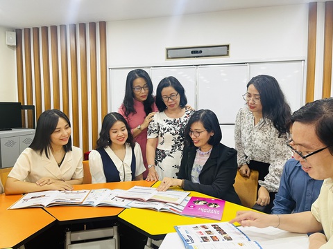 Ra mắt bộ sách tăng cường khả năng nghe, nói tiếng Anh cho học sinh- Ảnh 1. Nhóm tác giả của bộ sách Global Gateway giới thiệu bộ sách với các giáo viên tiếng Anh tại TP.HCM - Ảnh: MỸ DUNG