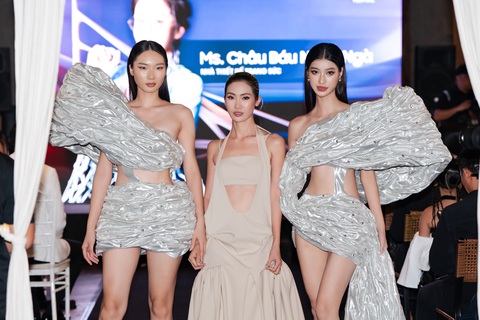 Những thiết kế mới được giới thiệu tại sự kiện - Ảnh: BTC Trình diễn thời trang biển trên sân khấu thực cảnh- Ảnh 2.
