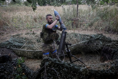 Quân nhân Ukraine phóng một lựu pháo về hướng binh lính Nga - Ảnh: Reuters Ukraine xâm nhập vùng Kursk liệu có là bước ngoặt nguy hiểm?- Ảnh 1.