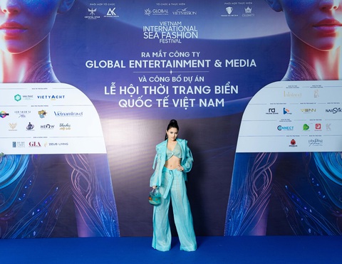 Vũ Thu Phương gây chú ý với outfit xanh cùng túi xách đựng cá trong suốt Vũ Thu Phương xách túi đựng cá đi sự kiện, tình thương mến thương với Anh Thư- Ảnh 1.