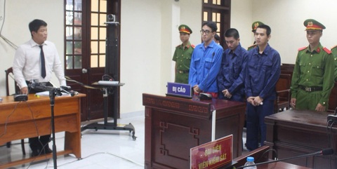 Lãnh án vì bán 4 triệu tiền giả lấy 1 triệu tiền thật- Ảnh 1. Các bị cáo tại phiên xét xử vụ án làm, tàng trữ, lưu hành tiền giả - Ảnh: B.B.