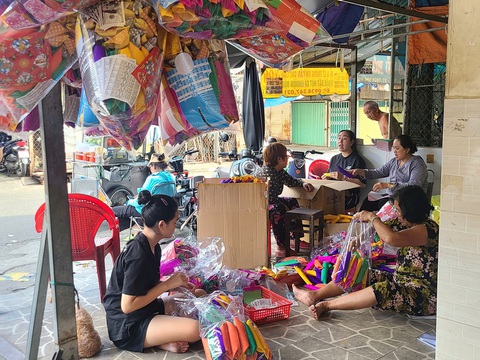 Thị trường ‘cõi âm’ ế ẩm, bất động sản, ô tô vàng mã cũng khó bán- Ảnh 2. Tiểu thương chợ Thiếc (quận 11, TPHCM) làm các gói đồ lễ cúng cô hồn - Ảnh: NHẬT XUÂN