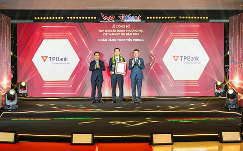 Ông Nguyễn Việt Anh - phó tổng giám đốc TPBank (giữa) - nhận giải thưởng từ VNR500 - Ảnh: T.T. TPBank giữ vững vị trí trong top 10 ngân hàng Việt Nam uy tín- Ảnh 1.