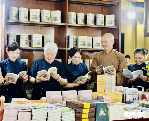 Dịch giả, đại đức Thích Vạn Lợi chia sẻ và cùng đọc sách với độc giả - Ảnh: HỒ LAM Mùa Vu lan, đọc sách Chuyện trong nhà - Làm con hiếu hạnh- Ảnh 1.