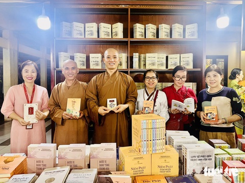 Dịch giả, đại đức Thích Vạn Lợi chụp cùng độc giả - Ảnh: HỒ LAM Mùa Vu lan, đọc sách Chuyện trong nhà - Làm con hiếu hạnh- Ảnh 4.
