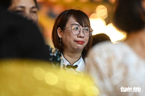 Bông hồng cài áo và những giọt nước mắt rơi tại lễ Vu lan tháng 7- Ảnh 1. Người phụ nữ bật khóc khi nghe thuyết giảng về lòng hiếu thảo tại lễ Vu lan - Ảnh: HỒNG QUANG