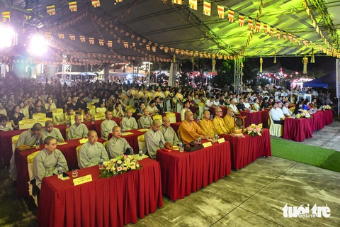 Bông hồng cài áo và những giọt nước mắt rơi tại lễ Vu lan tháng 7- Ảnh 2. Bông hồng cài áo và những giọt nước mắt rơi tại lễ Vu lan tháng 7- Ảnh 2.