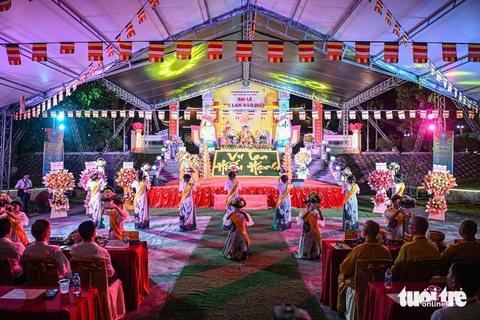 Bông hồng cài áo và những giọt nước mắt rơi tại lễ Vu lan tháng 7- Ảnh 6. Nhiều nghi thức được diễn ra với nội dung nhắc nhở về lòng hiếu hạnh - Ảnh: HỒNG QUANG