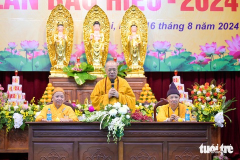 Hòa thượng Thích Thanh Đạt (giữa) giảng về Vu Lan - đạo hiếu - Ảnh: DANH KHANG Hòa thượng Thích Thanh Đạt (giữa) giảng về Vu lan - đạo hiếu - Ảnh: DANH KHANG