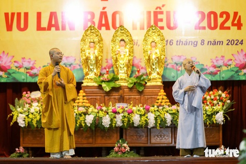 Tăng sinh Đồng Khải (trái) và ni sinh Đức Sa song ca bài Trở về gây xúc động - Ảnh: DANH KHANG Tăng sinh Đồng Khải (trái) và ni sinh Đức Sa song ca bài