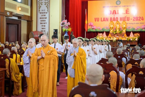 Chương trình có sự tham gia của nhiều em học sinh tại địa phương - Ảnh: DANH KHANG Vu lan nhắc nhau Tứ trọng ân phải luôn khắc khoải báo đền- Ảnh 10.