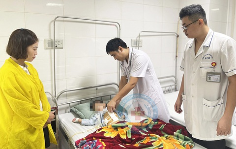 Trẻ 4 tuổi thủng tá tràng, viêm phúc mạc do tự ý điều trị thuốc có chứa corticoid tại nhà- Ảnh 1. Thăm khám cho bệnh nhi sau phẫu thuật - Ảnh: BVCC